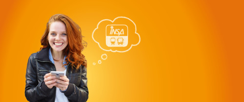 Eine junge Frau hält ein Smartphone in der Hand. Darüber ist eine Gedankenblase mit dem Logo der INSA-App zu sehen.